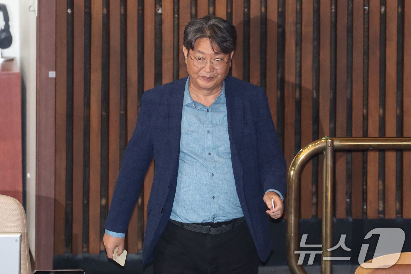 본문 이미지 - 차명 주식거래 의혹을 받는 이춘석 더불어민주당 의원이 5일 오후 서울 여의도 국회 본회의장에서 방송법 개정안에 대한 무제한토론 종결동의의 건 투표를 하고 있다. 2025.8.5/뉴스1 ⓒ News1 이광호 기자