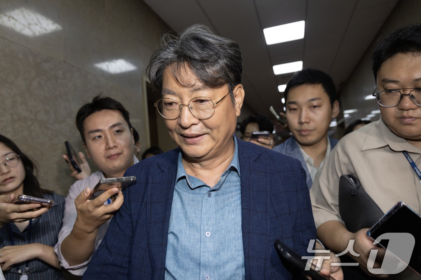 본문 이미지 - &#39;주식 차명거래 의혹&#39;이 제기된 이춘석 더불어민주당 의원이 5일 오후 서울 여의도 국회에서 방송법 개정안에 대한 무제한토론 종결동의의 건 투표를 마치고 본회의장을 빠져나가며 취재진에게 질문을 받고 있다. 2025.8.5/뉴스1 ⓒ News1 이승배 기자