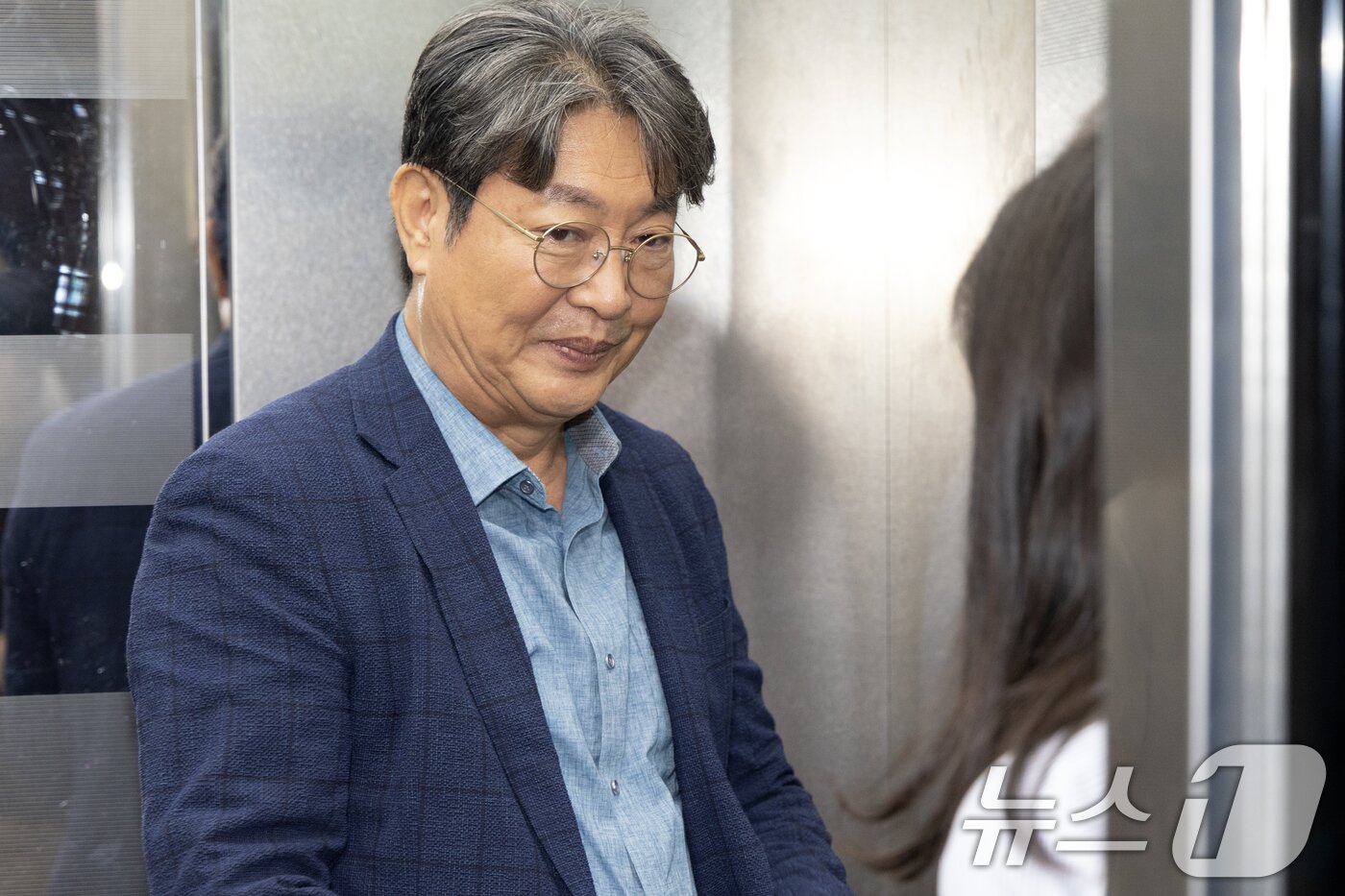 본문 이미지 - &#39;주식 차명거래 의혹&#39;이 제기된 이춘석 더불어민주당 의원이 5일 오후 서울 여의도 국회에서 방송법 개정안에 대한 무제한토론 종결동의의 건 투표를 마치고 본회의장을 빠져나가고 있다. 2025.8.5/뉴스1 ⓒ News1 이승배 기자