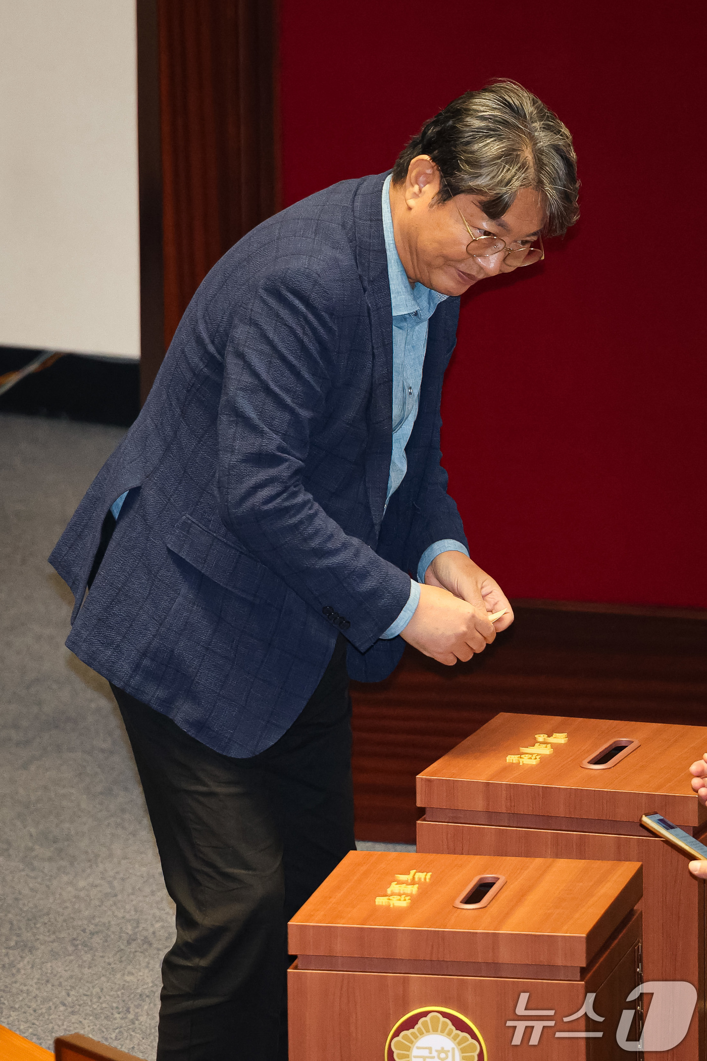 (서울=뉴스1) 유승관 기자 = '주식 차명거래' 의혹을 받는 이춘석 더불어민주당 의원이 5일 서울 여의도 국회에서 열린 제427회 국회(임시회) 3차 본회의에서 방송법 일부개정법 …