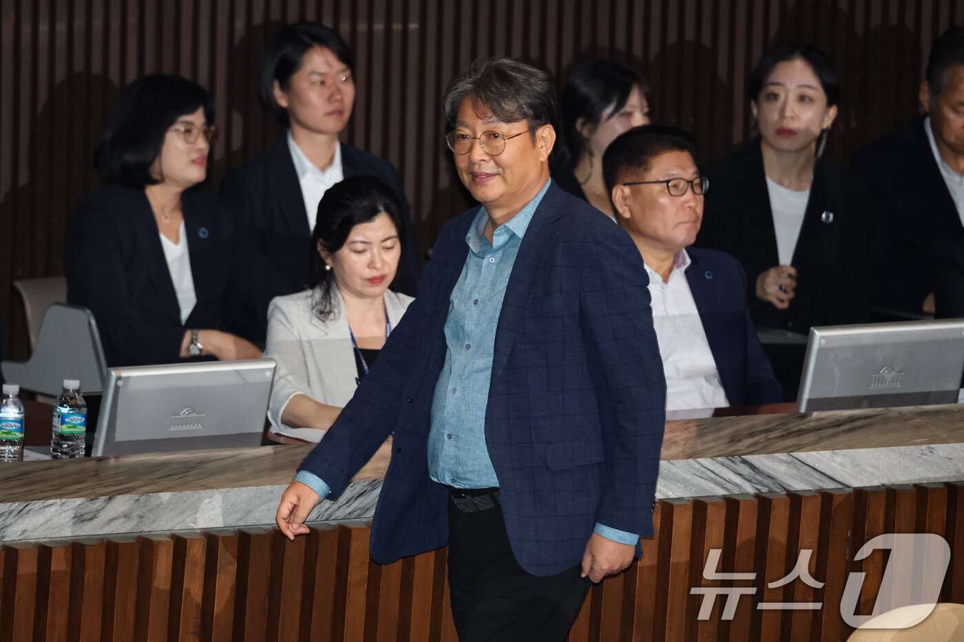 본문 이미지 - &#39;주식 차명거래&#39; 의혹을 받는 이춘석 더불어민주당 의원이 5일 서울 여의도 국회에서 열린 제427회 국회&#40;임시회&#41; 3차 본회의에서 방송법 일부개정법률안&#40;대안&#41;에 대한 무제한토론 종결동의의 건 투표를 마친 후 본회의장을 나서고 있다. 2025.8.5/뉴스1 ⓒ News1 유승관 기자