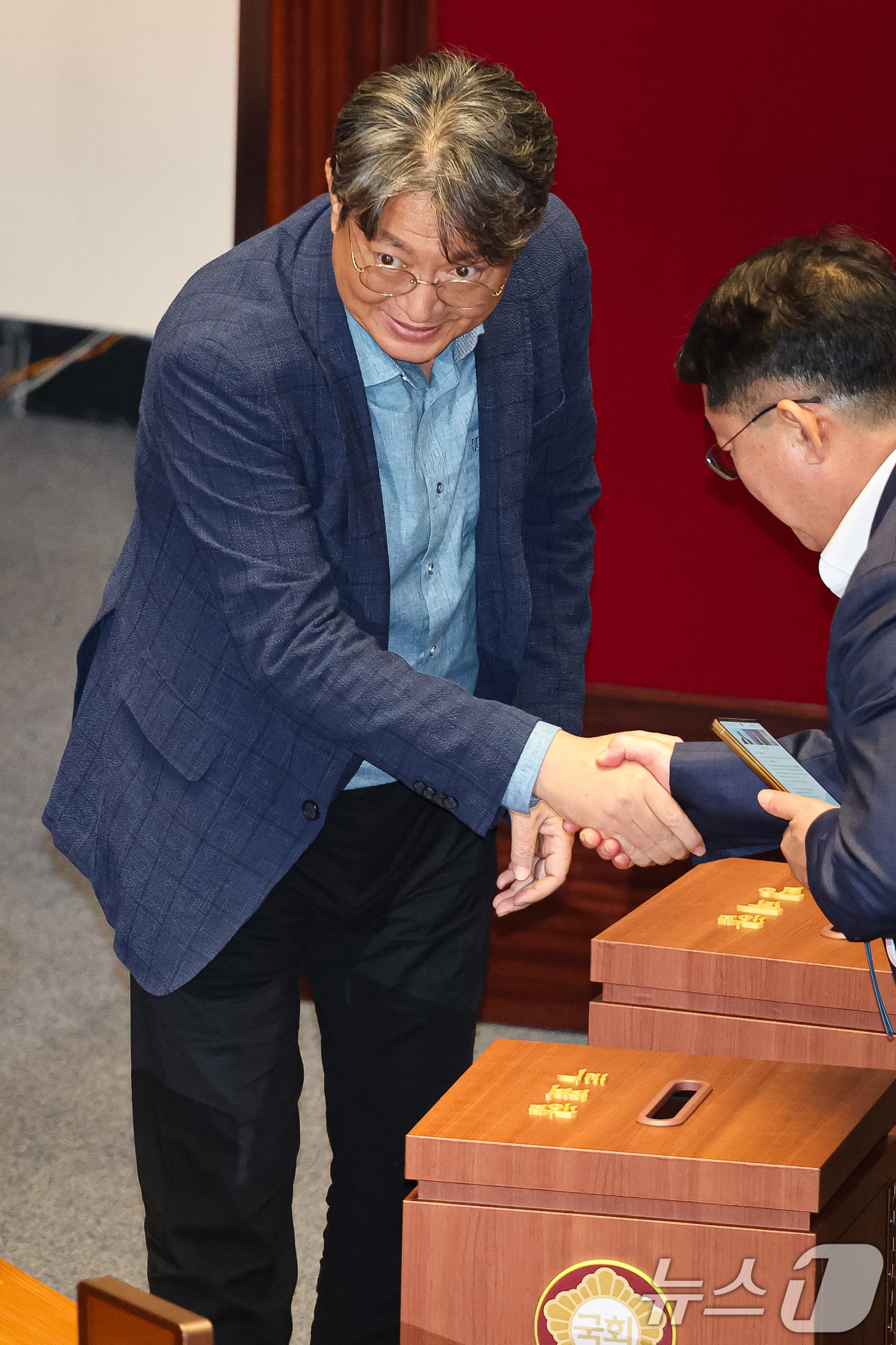 (서울=뉴스1) 유승관 기자 = '주식 차명거래' 의혹을 받는 이춘석 더불어민주당 의원이 5일 서울 여의도 국회에서 열린 제427회 국회(임시회) 3차 본회의에서 방송법 일부개정법 …