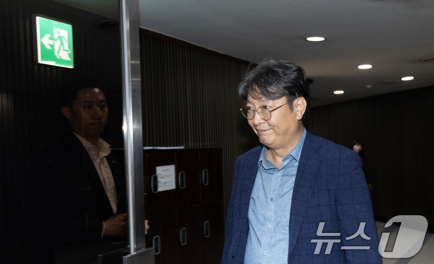 (서울=뉴스1) 이승배 기자 = '주식 차명거래 의혹'이 제기된 이춘석 더불어민주당 의원이 5일 오후 서울 여의도 국회에서 방송법 개정안에 대한 무제한토론 종결동의의 건 투표를 마 …