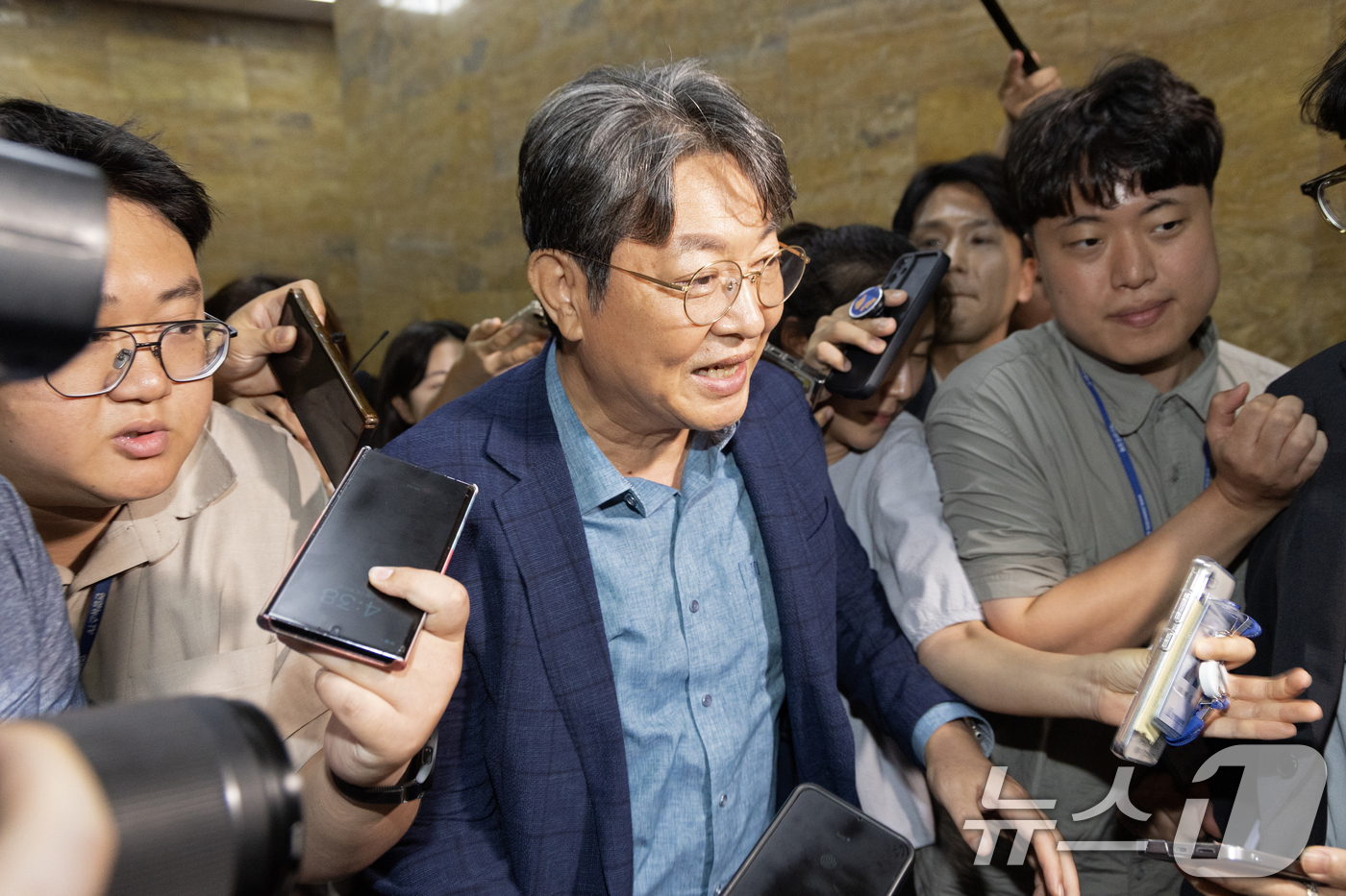 (서울=뉴스1) 이승배 기자 = '주식 차명거래 의혹'이 제기된 이춘석 더불어민주당 의원이 5일 오후 서울 여의도 국회에서 방송법 개정안에 대한 무제한토론 종결동의의 건 투표를 마 …