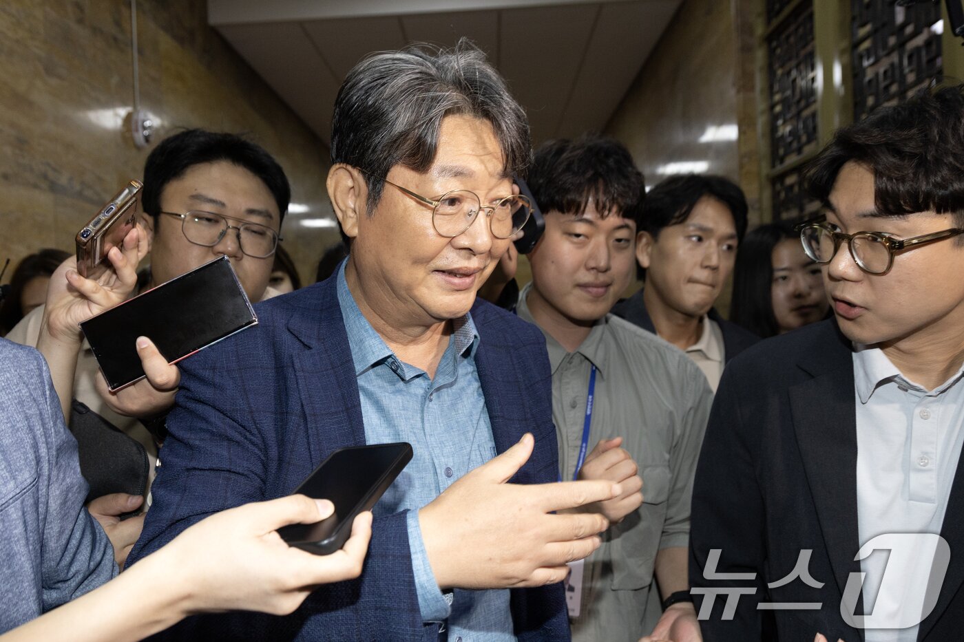 본문 이미지 - &#39;주식 차명거래 의혹&#39;이 제기된 이춘석 더불어민주당 의원이 5일 오후 서울 여의도 국회에서 방송법 개정안에 대한 무제한토론 종결동의의 건 투표를 마치고 본회의장을 빠져나가고 있다. 2025.8.5/뉴스1 ⓒ News1 이승배 기자