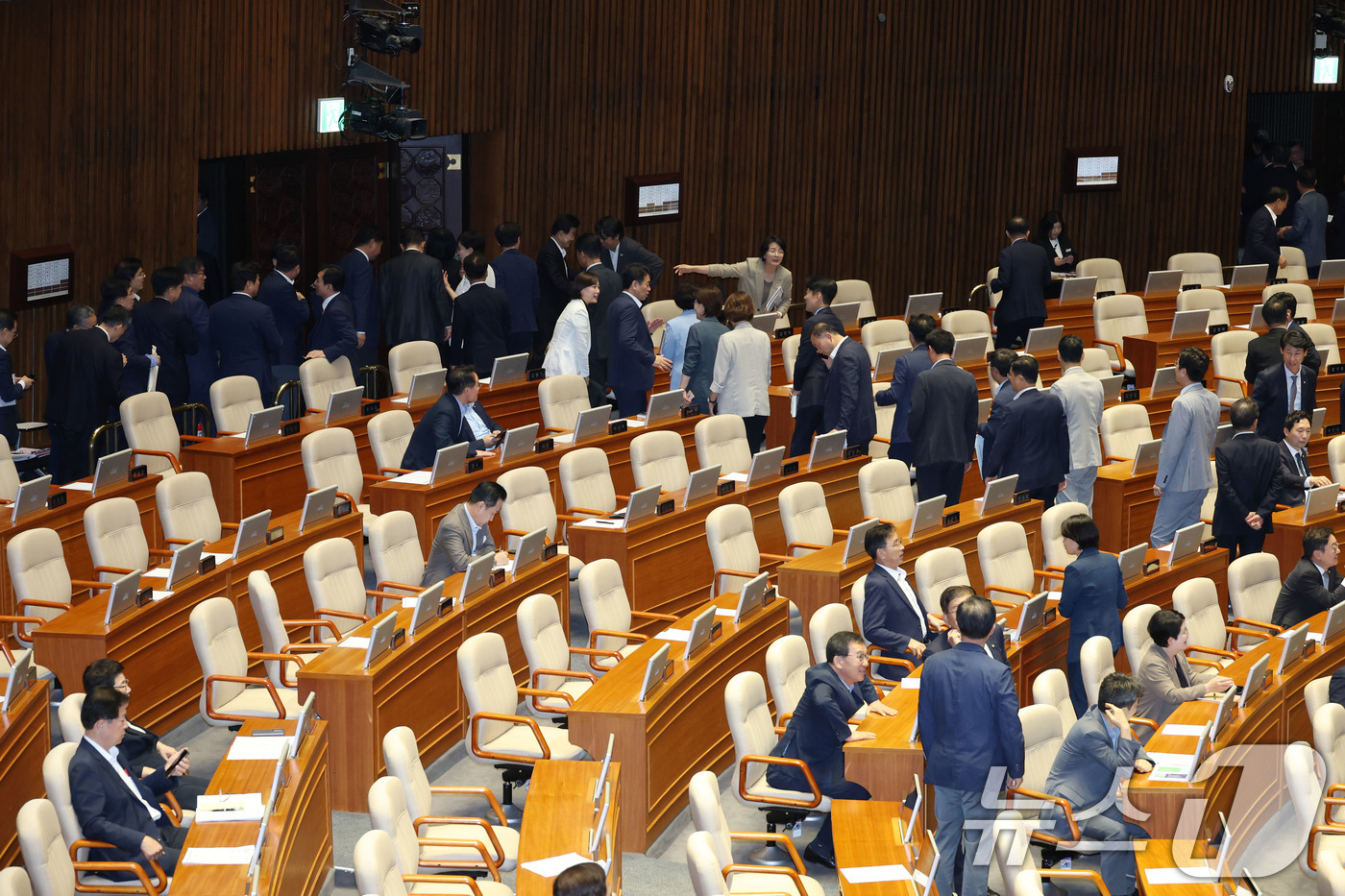 (서울=뉴스1) 이광호 기자 = 더불어민주당 의원들이 5일 오후 서울 여의도 국회에서 열린 본회의에서 김장겸 국민의힘 의원이 방송문화진흥회법 일부개정법률안(대안)에 대한 무제한토론 …