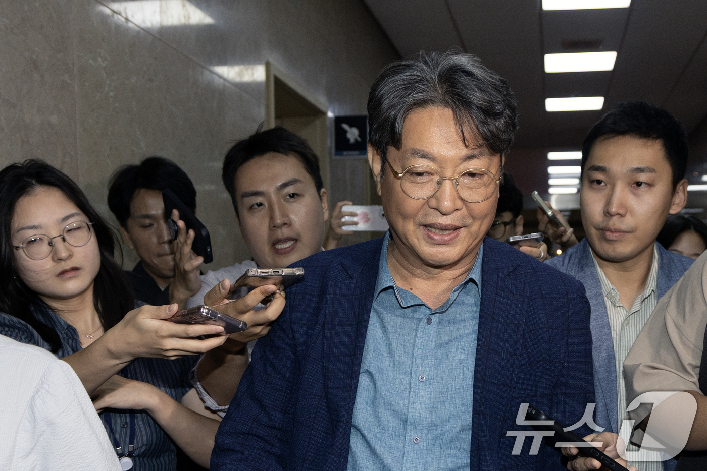 (서울=뉴스1) 이승배 기자 = '주식 차명거래 의혹'이 제기된 이춘석 더불어민주당 의원이 5일 오후 서울 여의도 국회에서 방송법 개정안에 대한 무제한토론 종결동의의 건 투표를 마 …