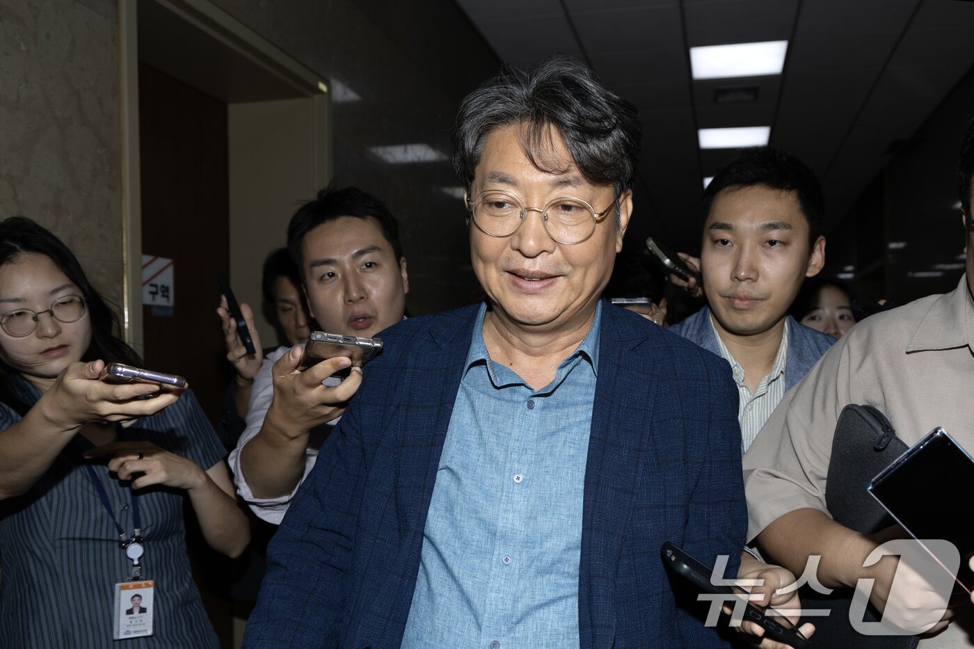 본문 이미지 - &#39;주식 차명거래 의혹&#39;이 제기된 이춘석 더불어민주당 의원이 5일 오후 서울 여의도 국회에서 방송법 개정안에 대한 무제한토론 종결동의의 건 투표를 마치고 본회의장을 빠져나가고 있다. 2025.8.5/뉴스1 ⓒ News1 이승배 기자