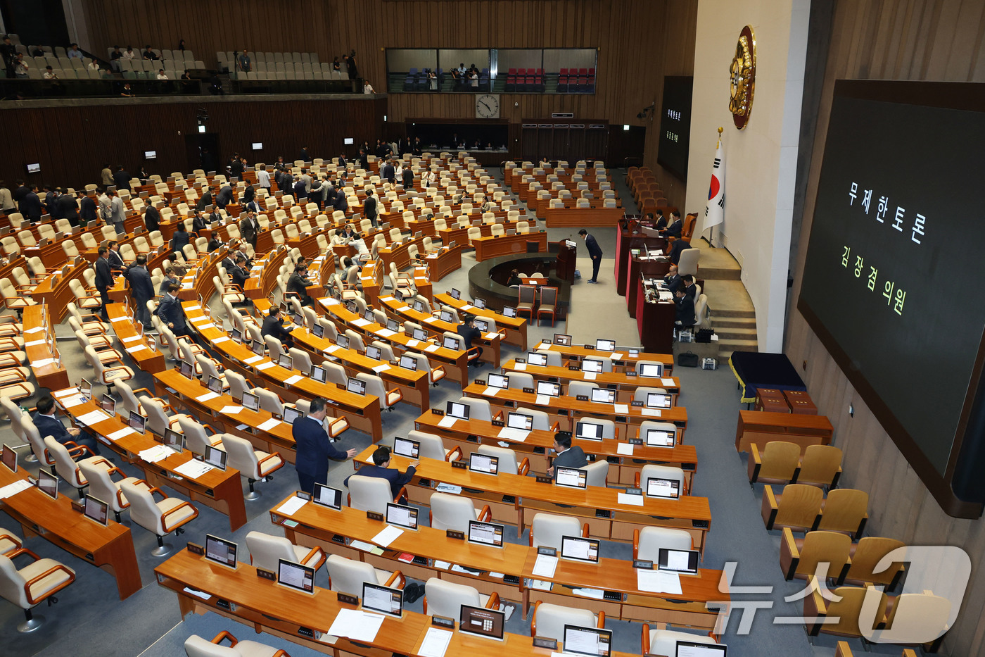 (서울=뉴스1) 이광호 기자 = 더불어민주당 의원들이 5일 오후 서울 여의도 국회에서 열린 본회의에서 김장겸 국민의힘 의원이 방송문화진흥회법 일부개정법률안(대안)에 대한 무제한토론 …