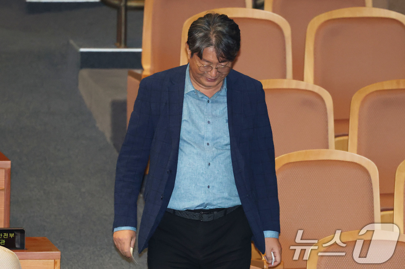 (서울=뉴스1) 이광호 기자 = 차명 주식거래 의혹을 받는 이춘석 더불어민주당 의원이 5일 오후 서울 여의도 국회 본회의장에서 방송법 개정안에 대한 무제한토론 종결동의의 건 투표를 …