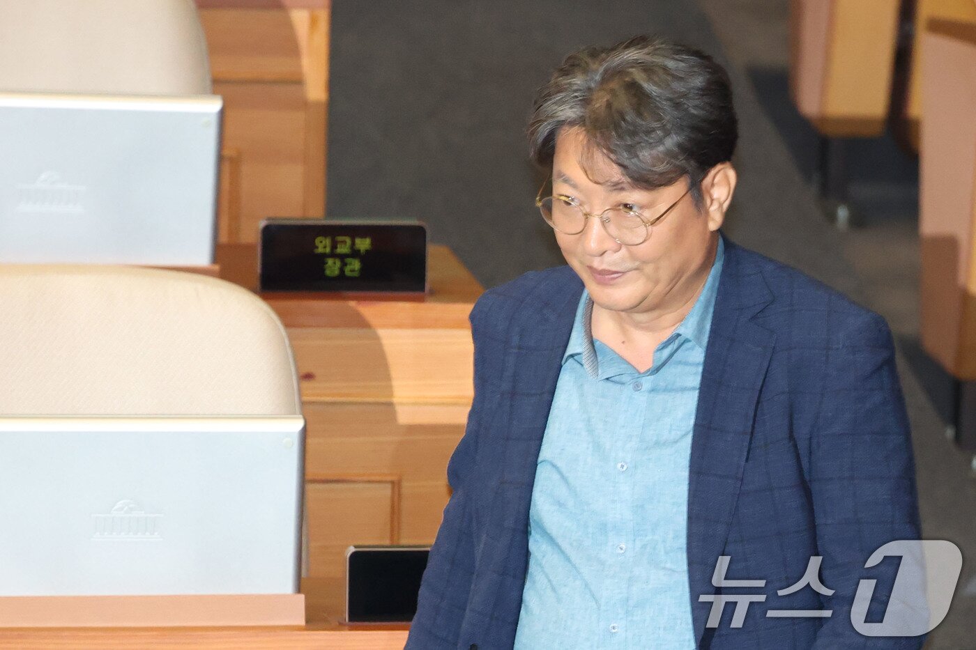 본문 이미지 - 차명 주식거래 의혹을 받는 이춘석 더불어민주당 의원이 5일 오후 서울 여의도 국회 본회의장에서 방송법 개정안에 대한 무제한토론 종결동의의 건 투표를 하고 있다. 2025.8.5/뉴스1 ⓒ News1 이광호 기자