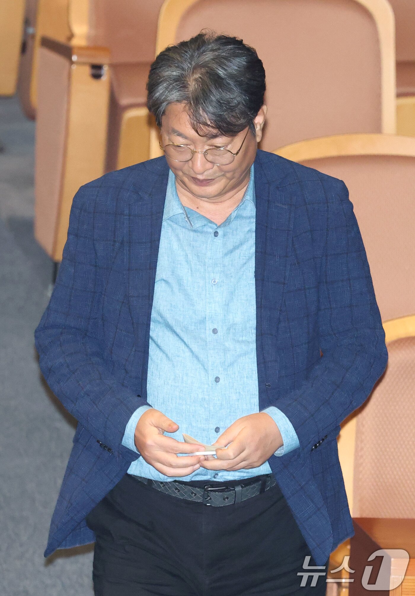 본문 이미지 - 차명 주식거래 의혹을 받는 이춘석 더불어민주당 의원이 5일 오후 서울 여의도 국회 본회의장에서 방송법 개정안에 대한 무제한토론 종결동의의 건 투표를 하고 있다. 2025.8.5/뉴스1 ⓒ News1 이광호 기자