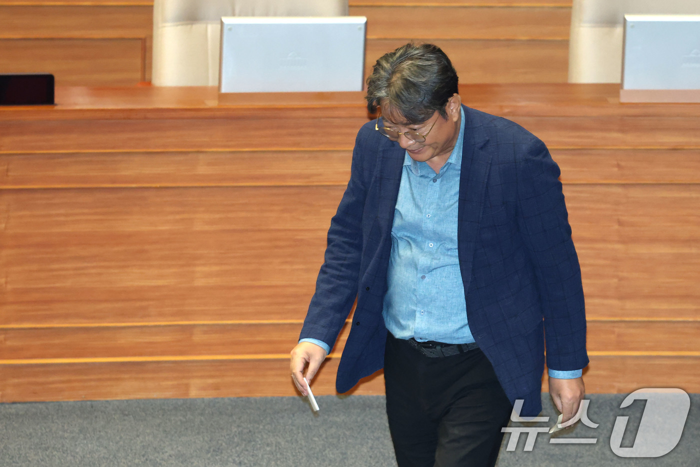 (서울=뉴스1) 이광호 기자 = 차명 주식거래 의혹을 받는 이춘석 더불어민주당 의원이 5일 오후 서울 여의도 국회 본회의장에서 방송법 개정안에 대한 무제한토론 종결동의의 건 투표를 …