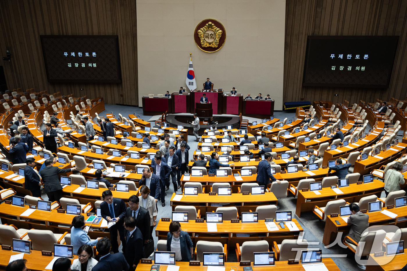 (서울=뉴스1) 유승관 기자 = 5일 서울 여의도 국회에서 열린 제427회 국회(임시회) 3차 본회의에서 방송문화진흥회법 일부개정법률안(대안)에 대한 김장겸 국민의힘 의원의 무제한 …