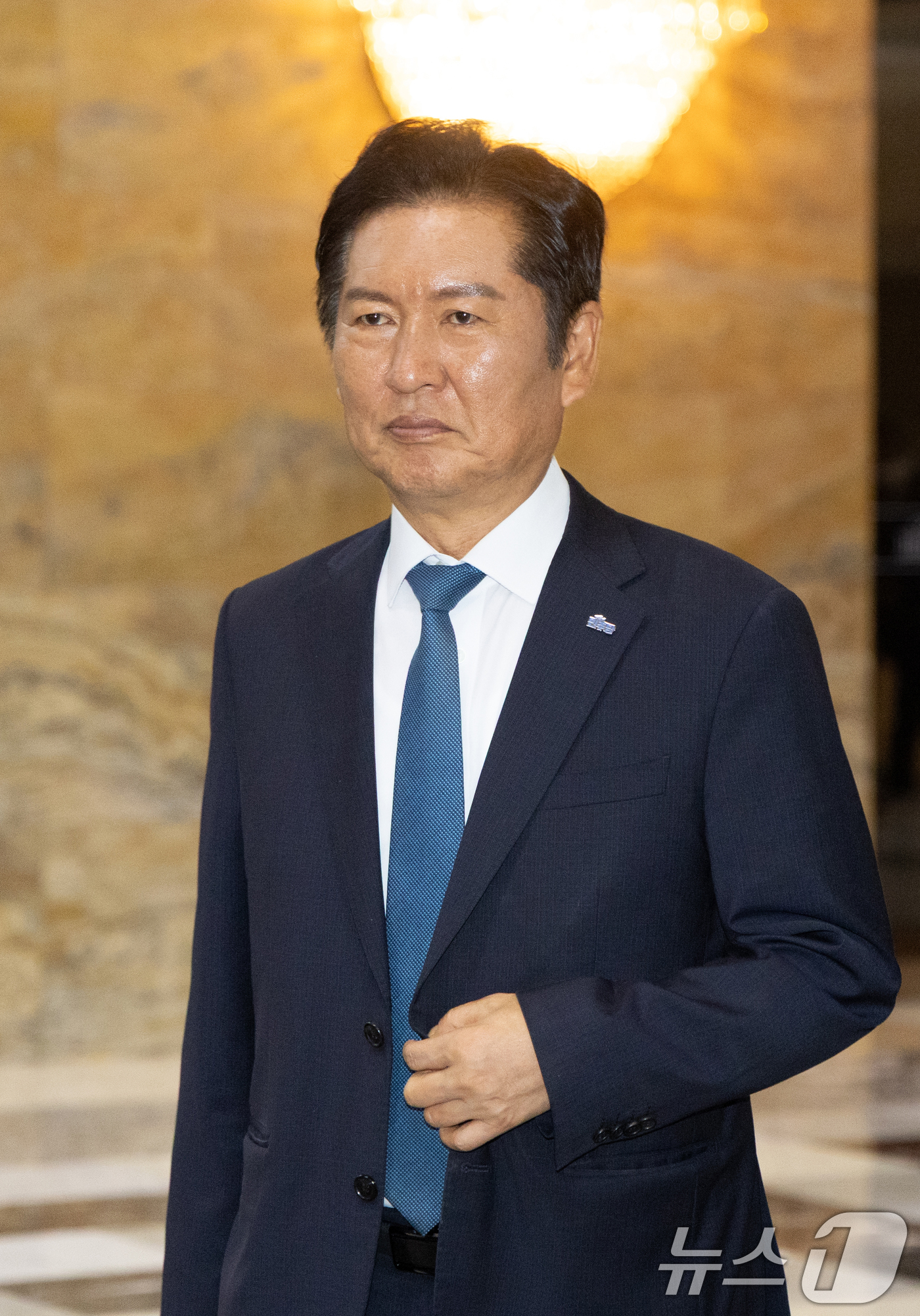 (서울=뉴스1) 이승배 기자 = 정청래 더불어민주당 대표가 5일 오후 서울 여의도 국회에서 방송법 개정안에 대한 무제한토론 종결동의의 건 투표를 마치고 발걸음을 옮기고 있다. 20 …