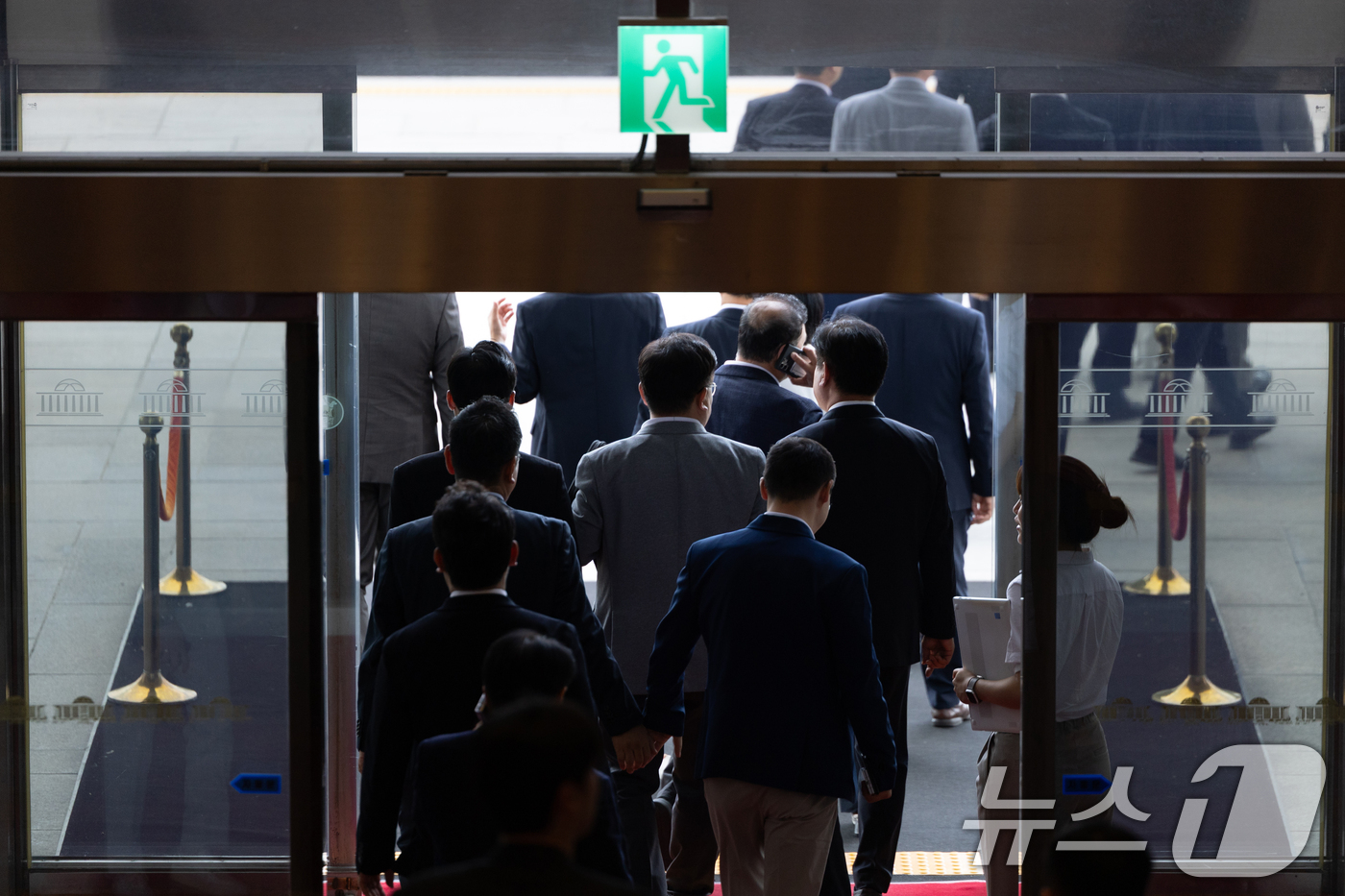 (서울=뉴스1) 이승배 기자 = 5일 오후 서울 여의도 국회에서 방송법 개정안에 대한 무제한토론 종결동의의 건 투표를 마친 의원들이 본청건물을 나서고 있다. 2025.8.5/뉴스1 …