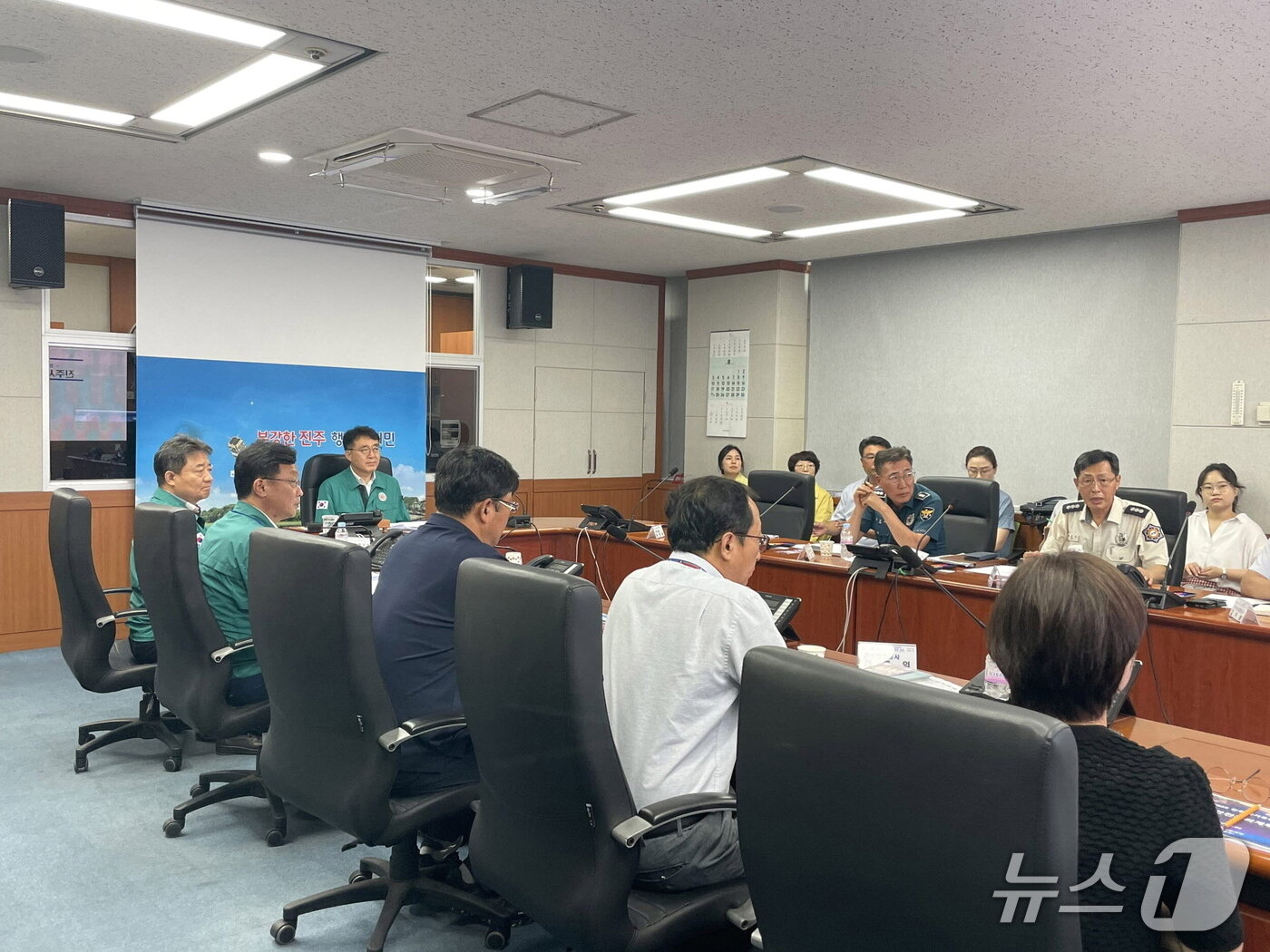 본문 이미지 - 진주시가 지난 1일 ‘8월 축제·행사 안전관리계획’ 심의를 하고 있다&#40;진주시 제공. 재판매 및 DB금지&#41;