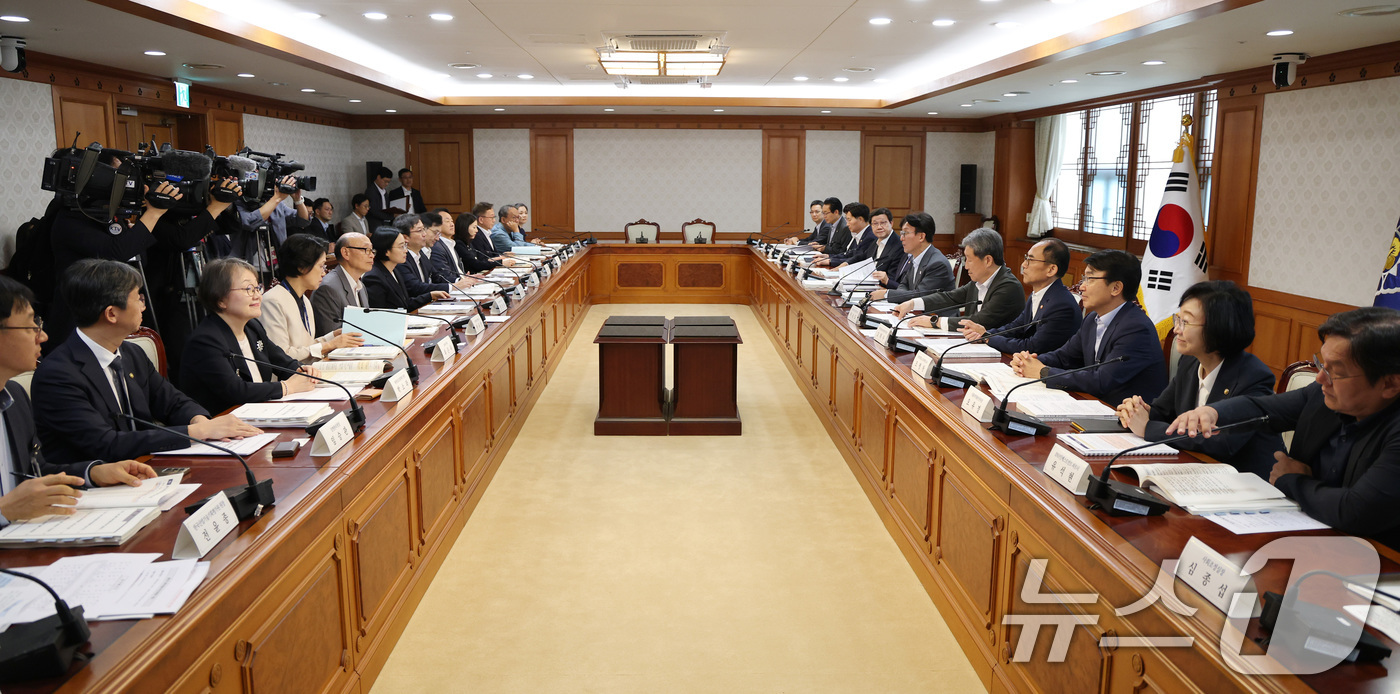 (서울=뉴스1) 임세영 기자 = 김민석 국무총리가 5일 서울 종로구 정부서울청사에서 열린 바이오헬스혁신위원회 회의에서 발언을 하고 있다. 2025.8.5/뉴스1