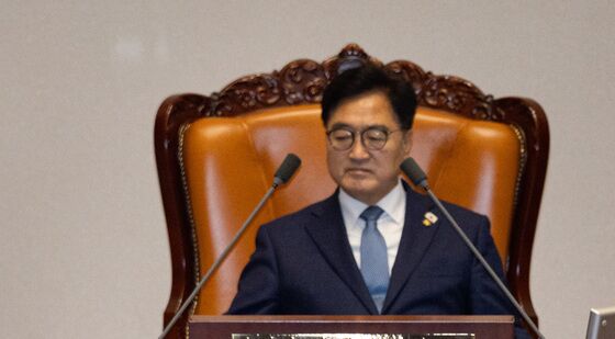 방문진법 개정안 필리버스터 중 이춘석 의원 주식차명거래의혹 보도 든 김장겸 의원