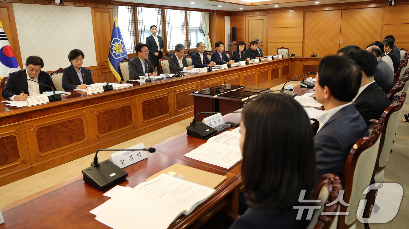 (서울=뉴스1) 임세영 기자 = 김민석 국무총리가 5일 서울 종로구 정부서울청사에서 열린 바이오헬스혁신위원회 회의에서 발언을 하고 있다. 2025.8.5/뉴스1