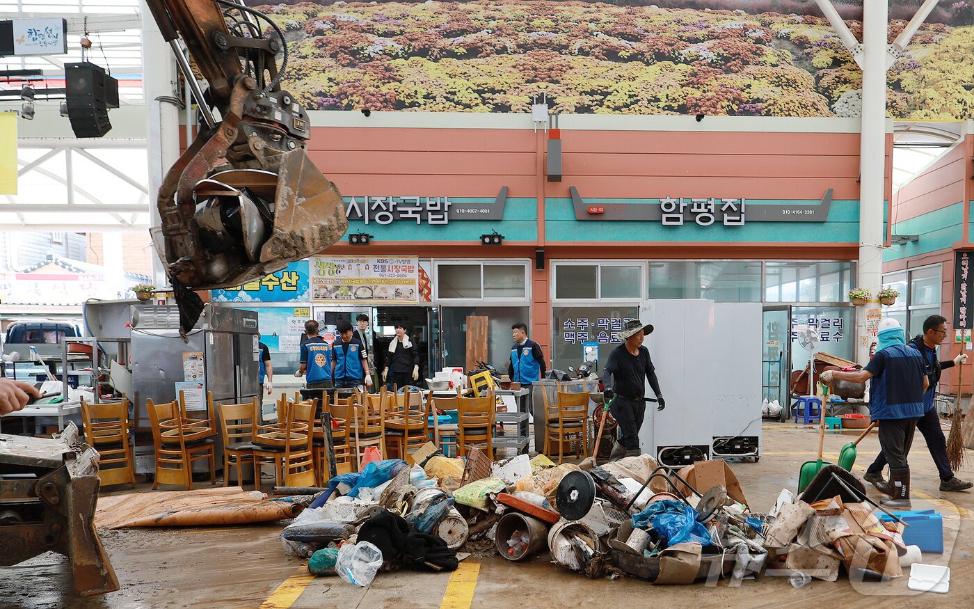 본문 이미지 - 5일 집중 호우로 피해를 입은 전남 함평천지 전통시장에서 침수된 집기를 포크레인으로 치우고 있다.&#40;함평군 제공. 재배포 및 DB 금지&#41; 2025.8.5/뉴스1 ⓒ News1 서충섭 기자