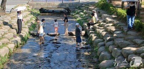 본문 이미지 - 5일 낮 강원 태백시 황지연못에서 시민들이 휴식을 취하고 있다. 2025.8.5/신관호 기자