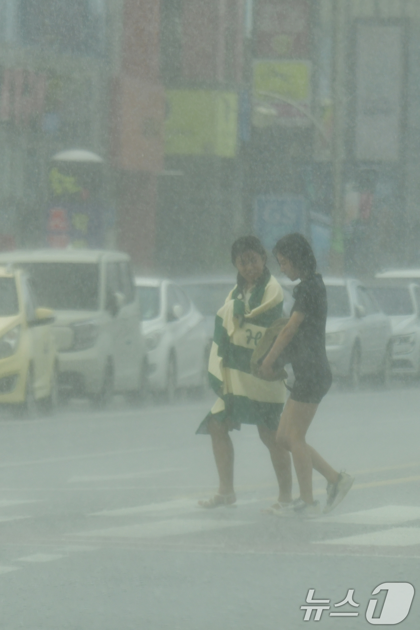 (포항=뉴스1) 최창호 기자 = 5일 오후 경북 포항시 송도해수욕장 주변으로 국지성 소나기가 쏟아지고 있다. 2025.8.5/뉴스1