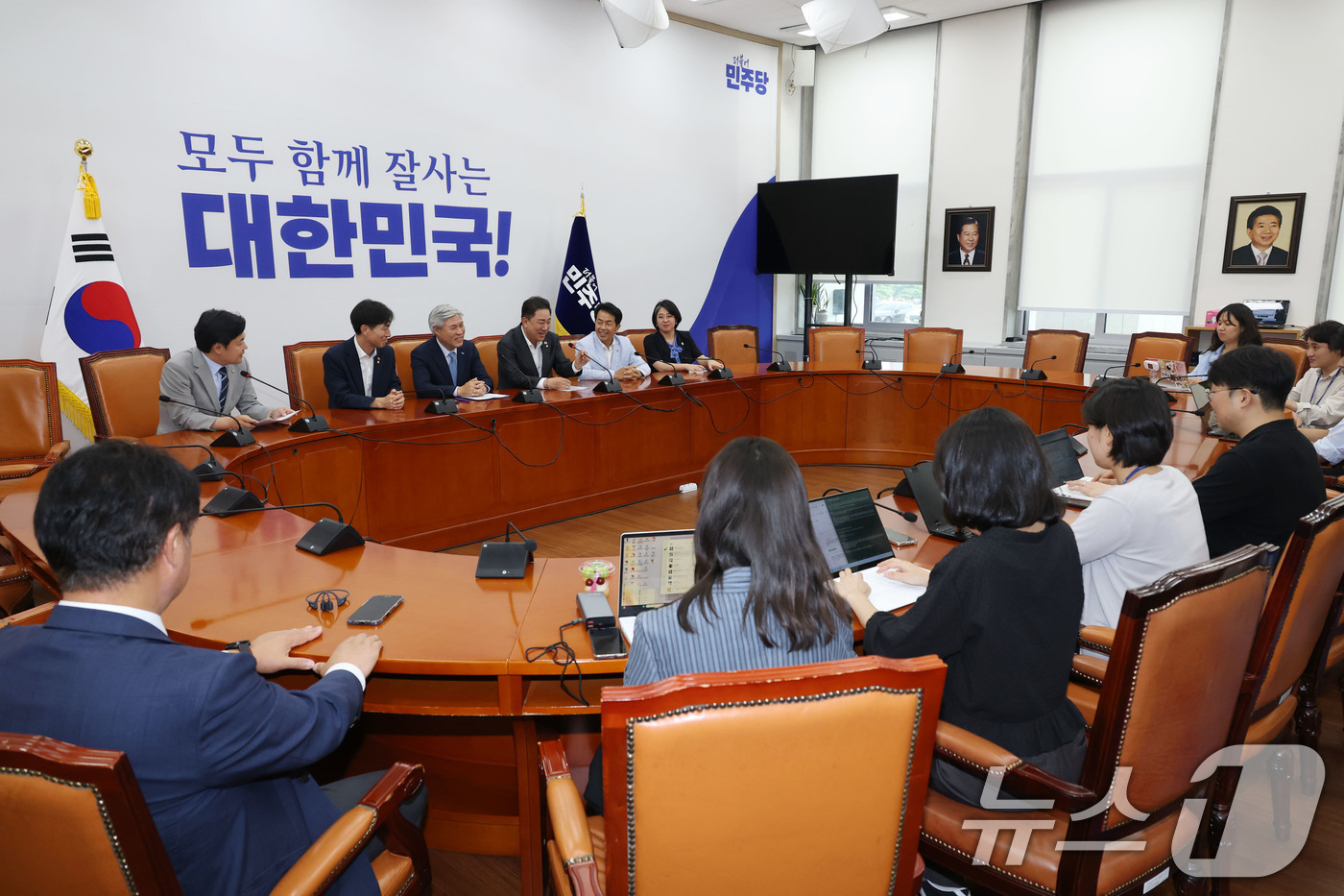 (서울=뉴스1) 이광호 기자 = 김병기 더불어민주당 원내대표가 5일 오후 서울 여의도 국회에서 열린 진보개혁4당 원내대표 간담회에서 발언하고 있다.왼쪽 두번째부터 한창민 사회민주당 …