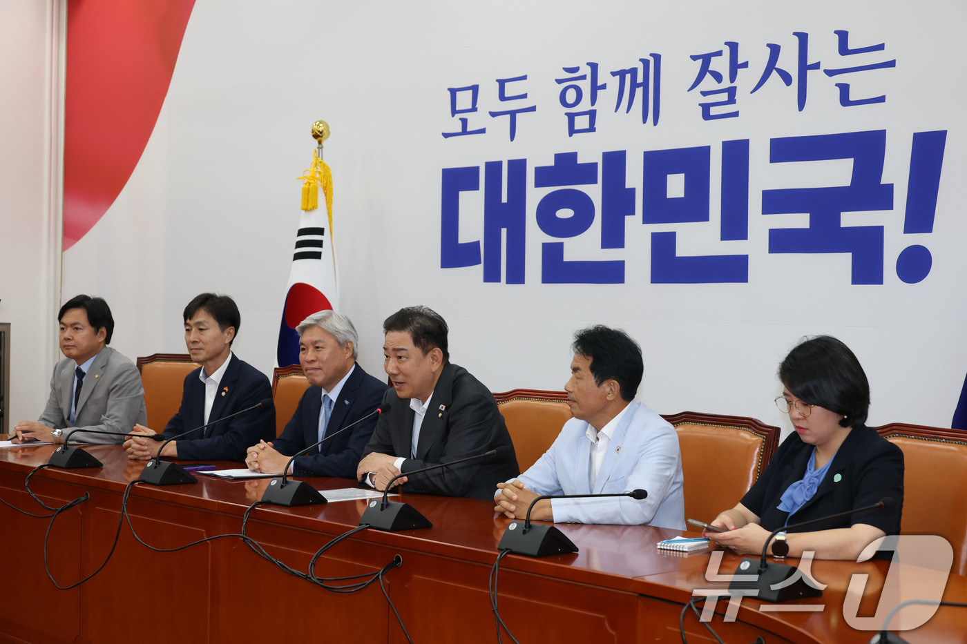 (서울=뉴스1) 이광호 기자 = 김병기 더불어민주당 원내대표가 5일 오후 서울 여의도 국회에서 열린 진보개혁4당 원내대표 간담회에서 발언하고 있다.왼쪽 두번째부터 한창민 사회민주당 …