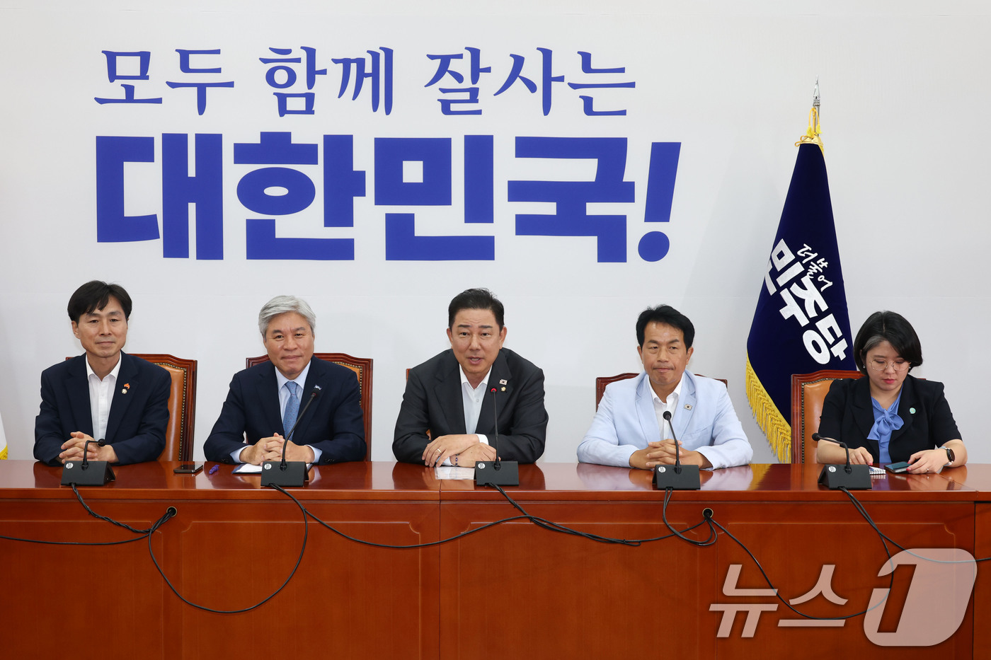 (서울=뉴스1) 이광호 기자 = 김병기 더불어민주당 원내대표가 5일 오후 서울 여의도 국회에서 열린 진보개혁4당 원내대표 간담회에서 발언하고 있다.왼쪽부터 한창민 사회민주당 대표, …