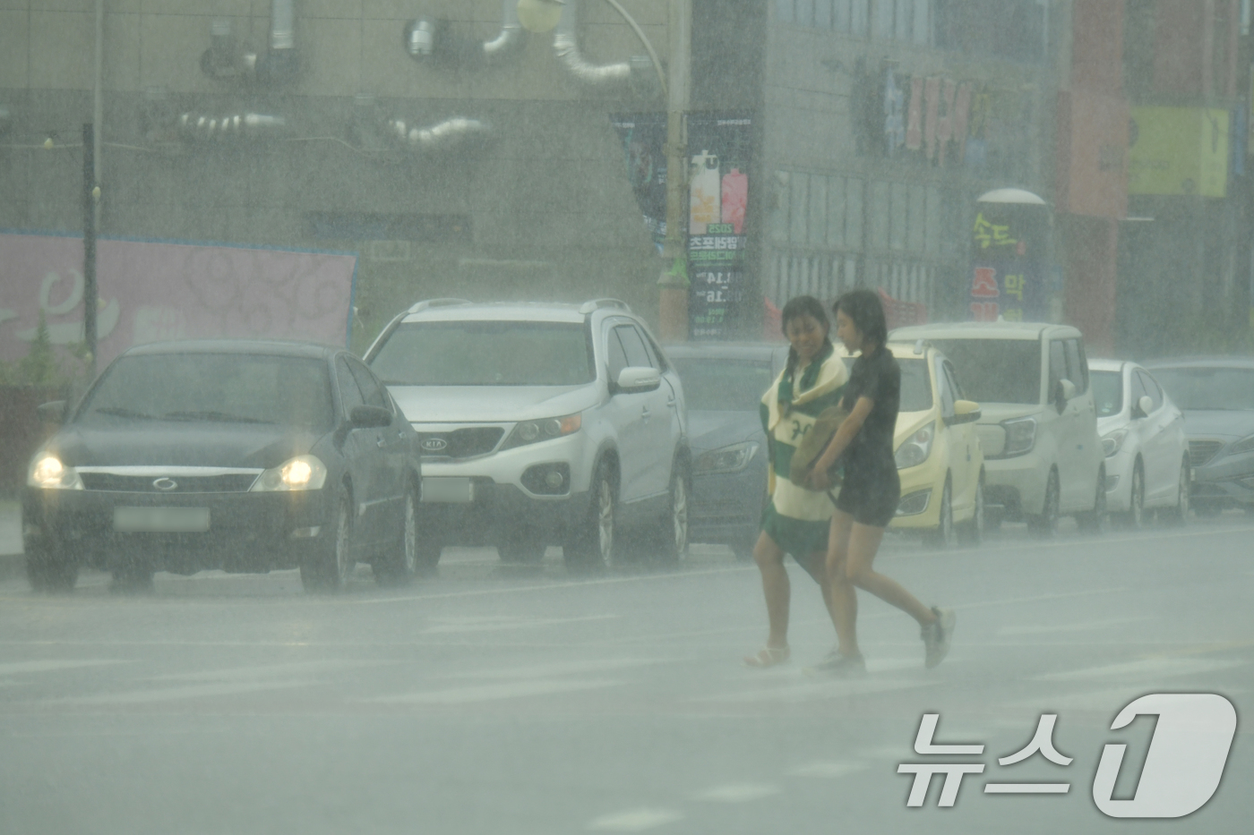 (포항=뉴스1) 최창호 기자 = 5일 오후 경북 포항시 송도해수욕장 주변으로 국지성 소나기가 쏟아지고 있다. 2025.8.5/뉴스1