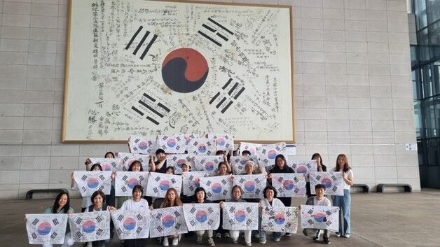 "손글씨로 쓴 광복 80년"…경남 학생·교직원 900명 서명 '태극기' 전시