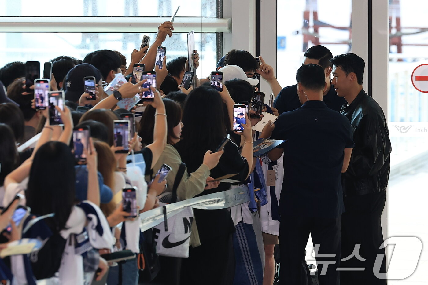 본문 이미지 - 잉글랜드 프리미어 리그&#40;EPL&#41; 토트넘 훗스퍼와의 동행을 마친 손흥민이 5일 오후 인천국제공항을 통해 출국하고 있다. 손흥민은 현재 미국 메이저리그사커&#40;MLS&#41; LA FC와 협상을 진행 중으로 알려졌다. 2025.8.5/뉴스1 ⓒ News1 박정호 기자