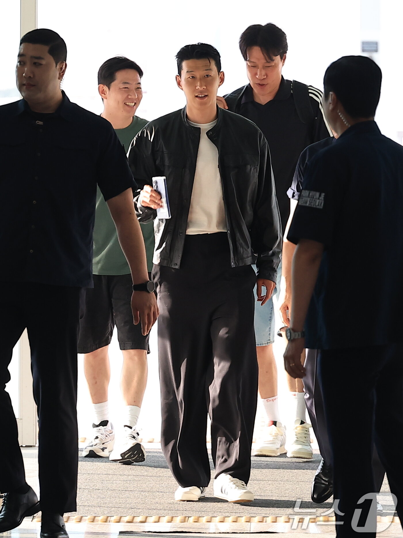 본문 이미지 - 잉글랜드 프리미어 리그&#40;EPL&#41; 토트넘 훗스퍼와의 동행을 마친 손흥민이 5일 오후 인천국제공항을 통해 출국하고 있다. 2025.8.5/뉴스1 ⓒ News1 박정호 기자