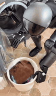 본문 이미지 - 미국 로봇 스타트업 &#39;피규어 AI&#39;의 브렛 애드콕 창업자 겸 최고경영자&#40;CEO&#41;가 지난달 31일 자신의 사회관계망서비스 X&#40;옛 트위터&#41;에 올린 휴머노이드 로봇 &#39;피규어 02&#39;&#40;F.02&#41;의 실제 구동 영상.&#40;브렛 애드콧 X 갈무리&#41;