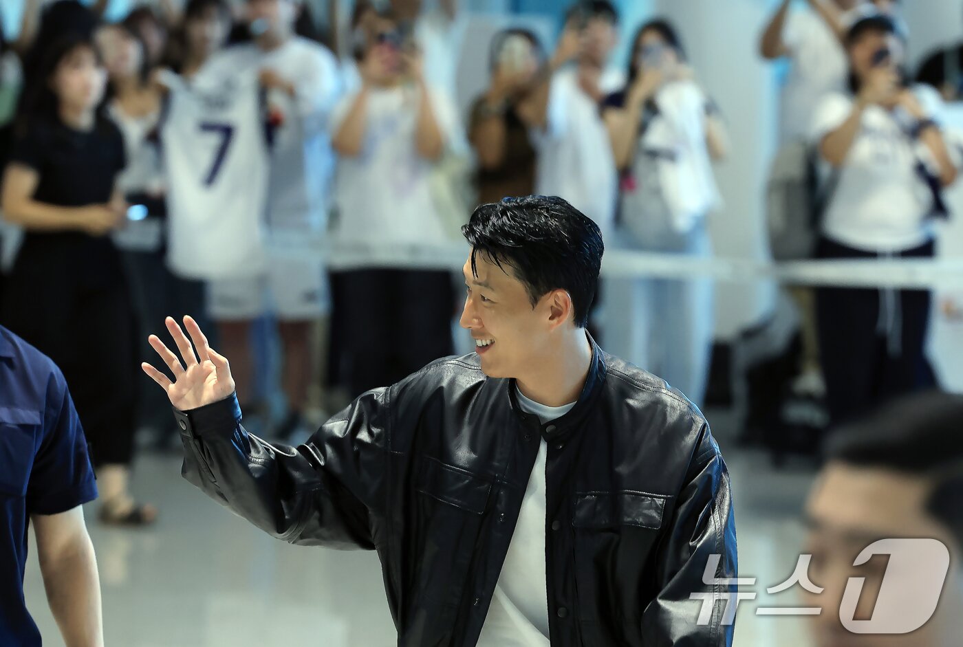 본문 이미지 - 잉글랜드 프리미어 리그&#40;EPL&#41; 토트넘 훗스퍼와의 동행을 마친 손흥민이 5일 오후 인천국제공항을 통해 출국하고 있다. 2025.8.5/뉴스1 ⓒ News1 박정호 기자