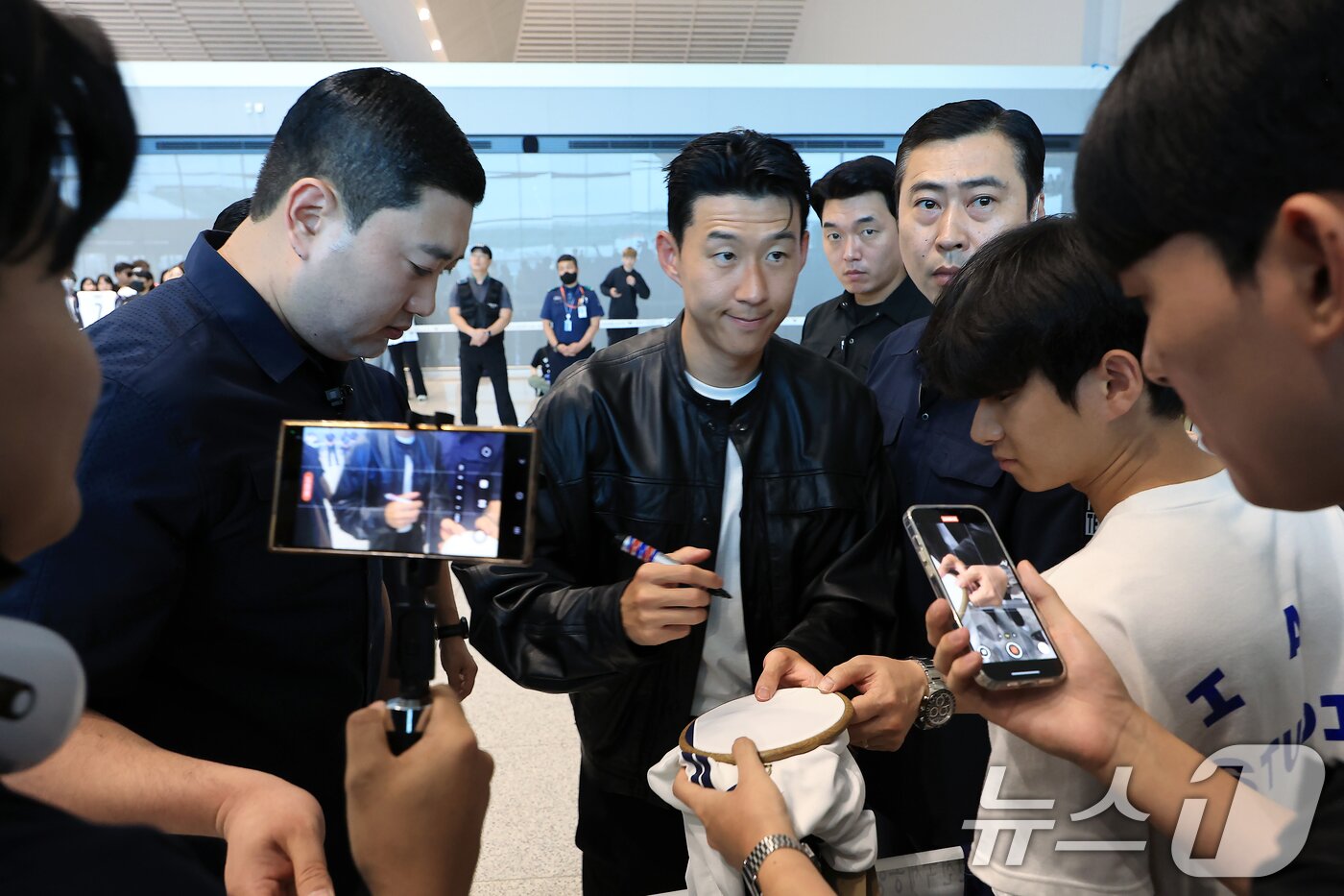 본문 이미지 - 잉글랜드 프리미어 리그&#40;EPL&#41; 토트넘 훗스퍼와의 동행을 마친 손흥민이 5일 오후 인천국제공항을 통해 출국 전 팬들에게 사인을 해주고 있다. 손흥민은 현재 미국 메이저리그사커&#40;MLS&#41; LA FC와 협상을 진행 중으로 알려졌다. 2025.8.5/뉴스1 ⓒ News1 박정호 기자