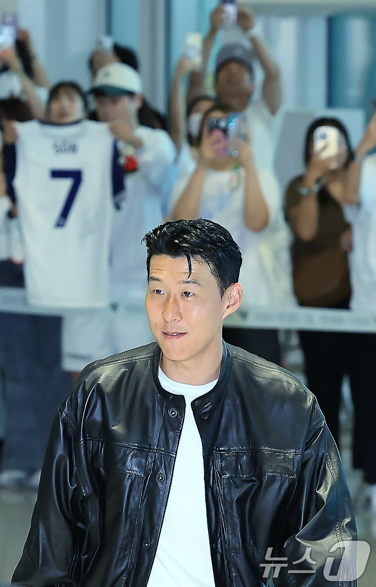 본문 이미지 - 잉글랜드 프리미어 리그&#40;EPL&#41; 토트넘 훗스퍼와의 동행을 마친 손흥민이 5일 오후 인천국제공항을 통해 출국하고 있다.  2025.8.5/뉴스1 ⓒ News1 박정호 기자