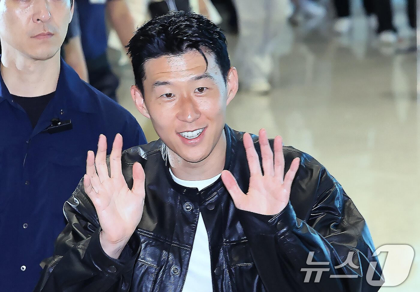 본문 이미지 - 잉글랜드 프리미어 리그&#40;EPL&#41; 토트넘 훗스퍼와의 동행을 마친 손흥민이 5일 오후 인천국제공항을 통해 출국하고 있다. 손흥민은 현재 미국 메이저리그사커&#40;MLS&#41; LA FC와 협상을 진행 중으로 알려졌다. 2025.8.5/뉴스1 ⓒ News1 박정호 기자