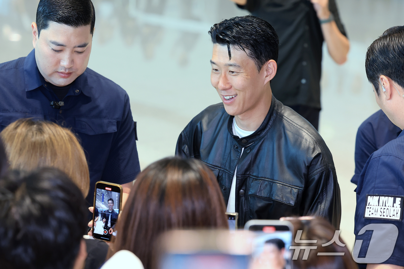 (인천공항=뉴스1) 박정호 기자 = 잉글랜드 프리미어 리그(EPL) 토트넘 훗스퍼와의 동행을 마친 손흥민이 5일 오후 인천국제공항을 통해 출국 전 팬들에게 사인을 해주고 있다.손흥 …