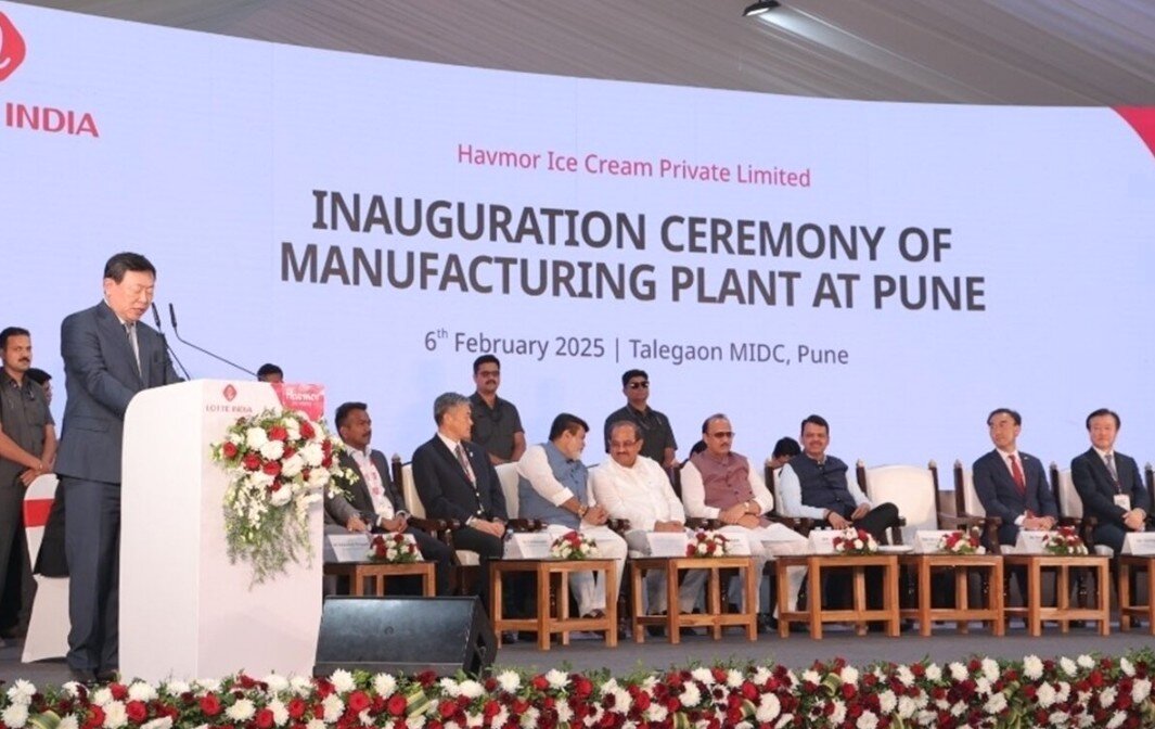 본문 이미지 - 지난 2월 6일&#40;현지 시각&#41; 인도 푸네시 하브모어 신공장 준공식에서 신동빈 회장이 축사를 하고 있다.&#40;롯데지주 제공&#41;