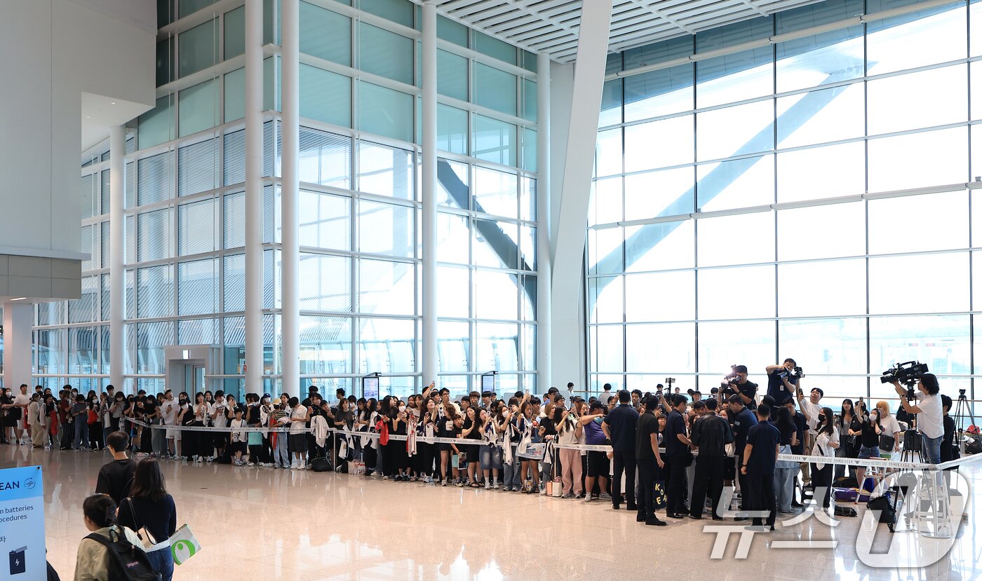 본문 이미지 - 잉글랜드 프리미어 리그&#40;EPL&#41; 토트넘 훗스퍼와의 동행을 마친 손흥민이 5일 오후 인천국제공항을 통해 출국 전 팬들에게 사인을 해주고 있다. 2025.8.5/뉴스1 ⓒ News1 박정호 기자