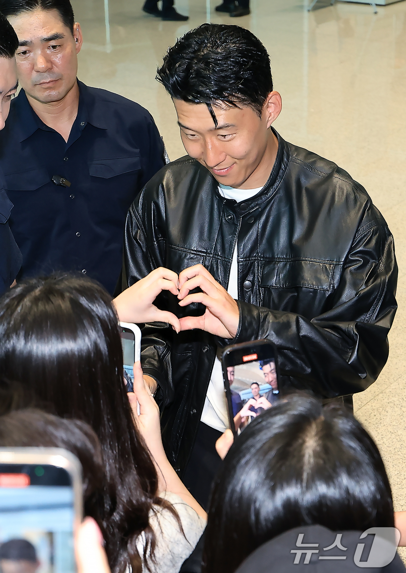 (인천공항=뉴스1) 박정호 기자 = 잉글랜드 프리미어 리그(EPL) 토트넘 훗스퍼와의 동행을 마친 손흥민이 5일 오후 인천국제공항을 통해 출국 전 팬과 사진 포즈를 취하고 있다.손 …