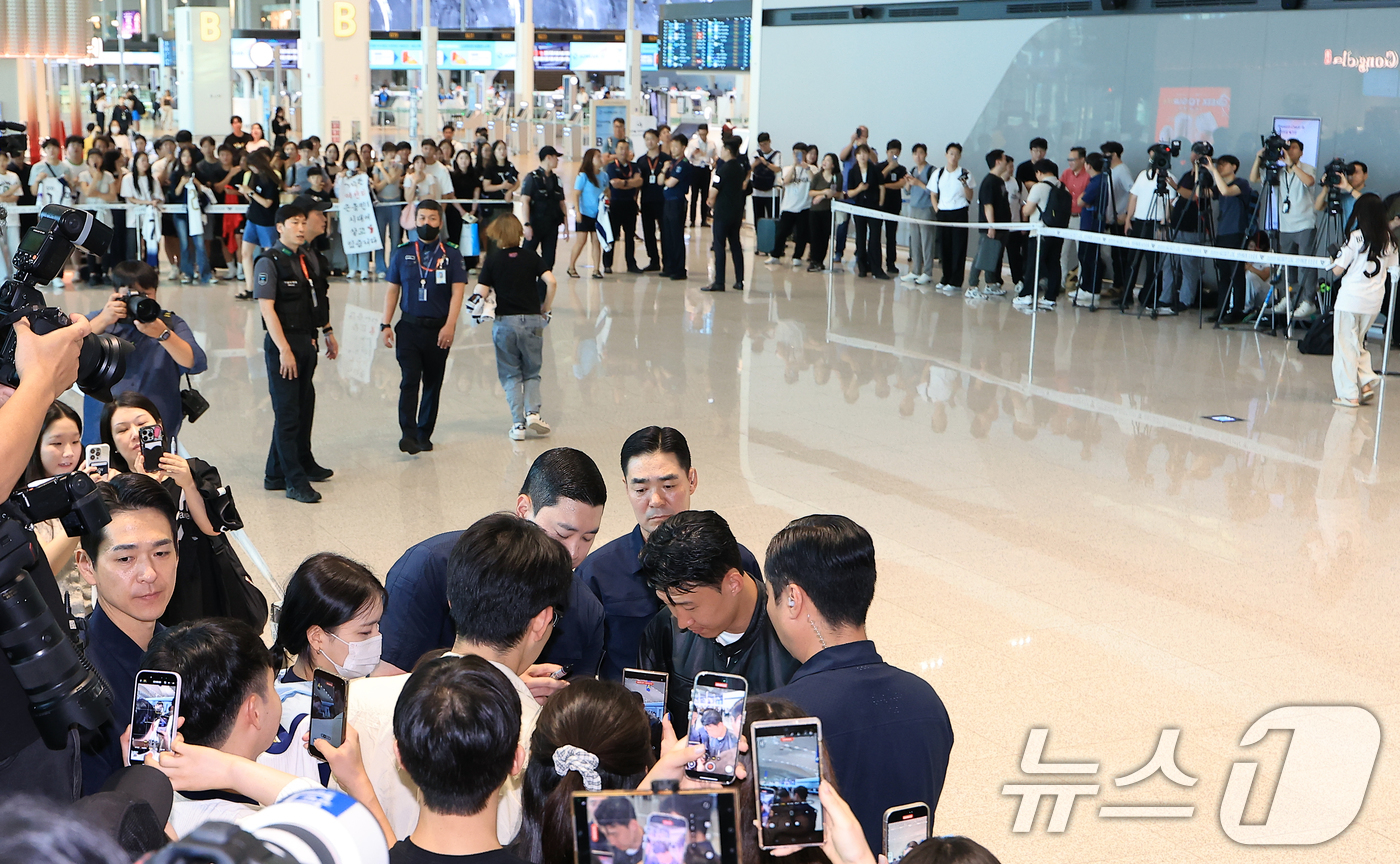 (인천공항=뉴스1) 박정호 기자 = 잉글랜드 프리미어 리그(EPL) 토트넘 훗스퍼와의 동행을 마친 손흥민이 5일 오후 인천국제공항을 통해 출국 전 팬들에게 사인을 해주고 있다.손흥 …