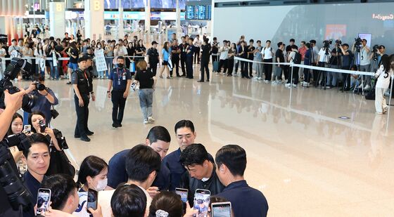 손흥민, 공항 찾은 팬 만나 일일이 사인