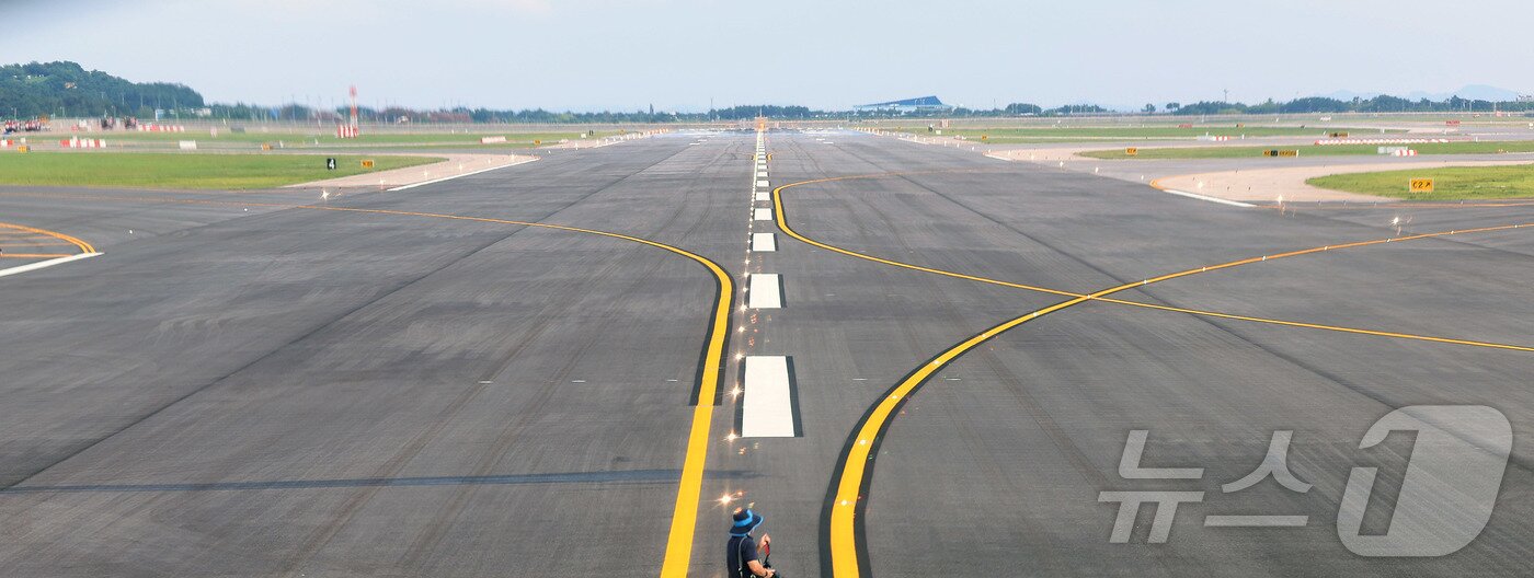 본문 이미지 - 5일 인천국제공항에서 제2활주로 종합시험운영 및 관계기관 합동점검이 열렸다. 인천공항공사는 지난 2021년 6월부터 노후화된 활주로에 대해 순차적으로 재포장 및 개선공사를 진행해왔다. 제2활주로까지 공사가 완료되면 인천공항은 개항 이래 처음으로 4개 활주로를 동시에 운영하게 된다. 이에 따라 연간 항공기 처리 용량도 기존보다 늘어난 연간 60만 회 수준으로 확대될 전망이다. 사진은 운행 재개를 앞둔 제2활주로의 모습. 2025.8.6/뉴스1 ⓒ News1 박지혜 기자