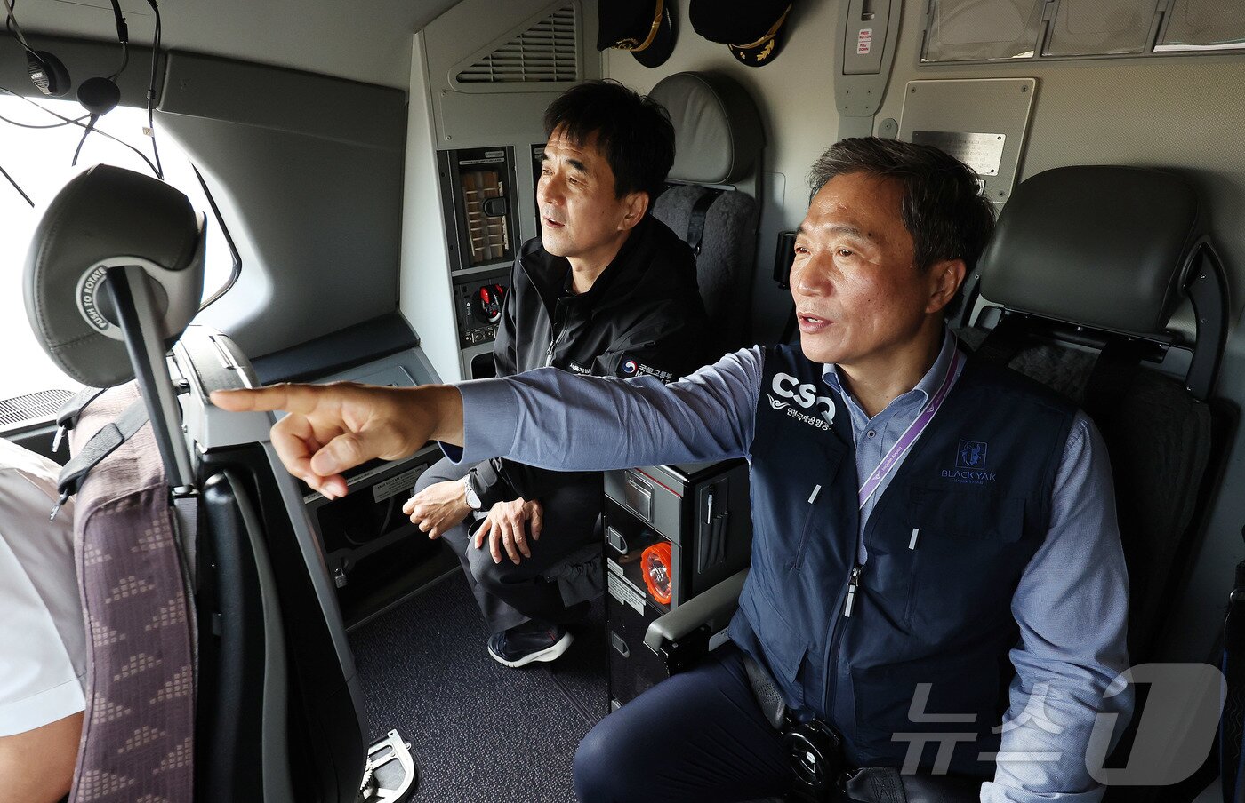 본문 이미지 - 이학재 인천국제공항공사 사장이 5일 인천국제공항에서 항공기 조종석에 탑승해 운영 재개를 앞둔 제2활주로의 사용성과 안전성을 점검하고 있다. 2025.8.6/뉴스1 ⓒ News1 박지혜 기자