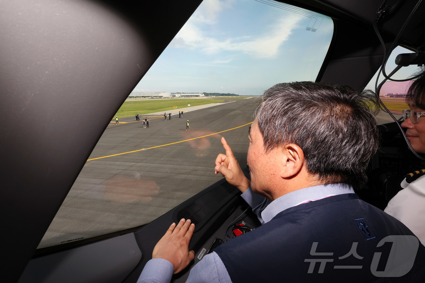 (인천공항=뉴스1)  박지혜 기자 = 이학재 인천국제공항공사 사장이 5일 인천국제공항에서 항공기 조종석에 탑승해 운영 재개를 앞둔 제2활주로의 사용성과 안전성을 점검하고 있다.인천 …