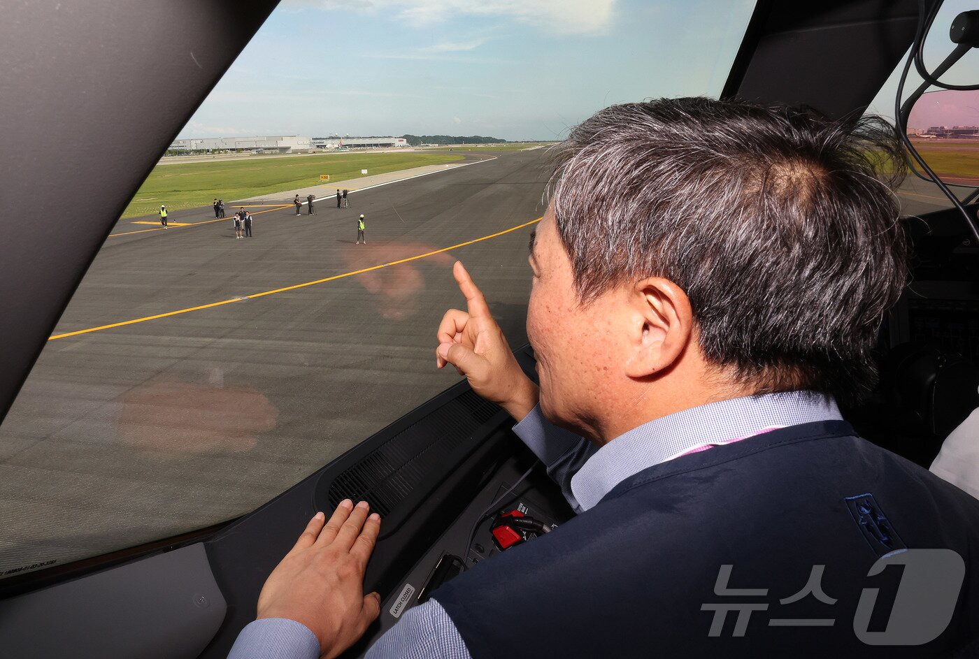 본문 이미지 - 이학재 인천국제공항공사 사장이 5일 인천국제공항에서 항공기 조종석에 탑승해 운영 재개를 앞둔 제2활주로의 사용성과 안전성을 점검하고 있다. 2025.8.6/뉴스1 ⓒ News1 박지혜 기자