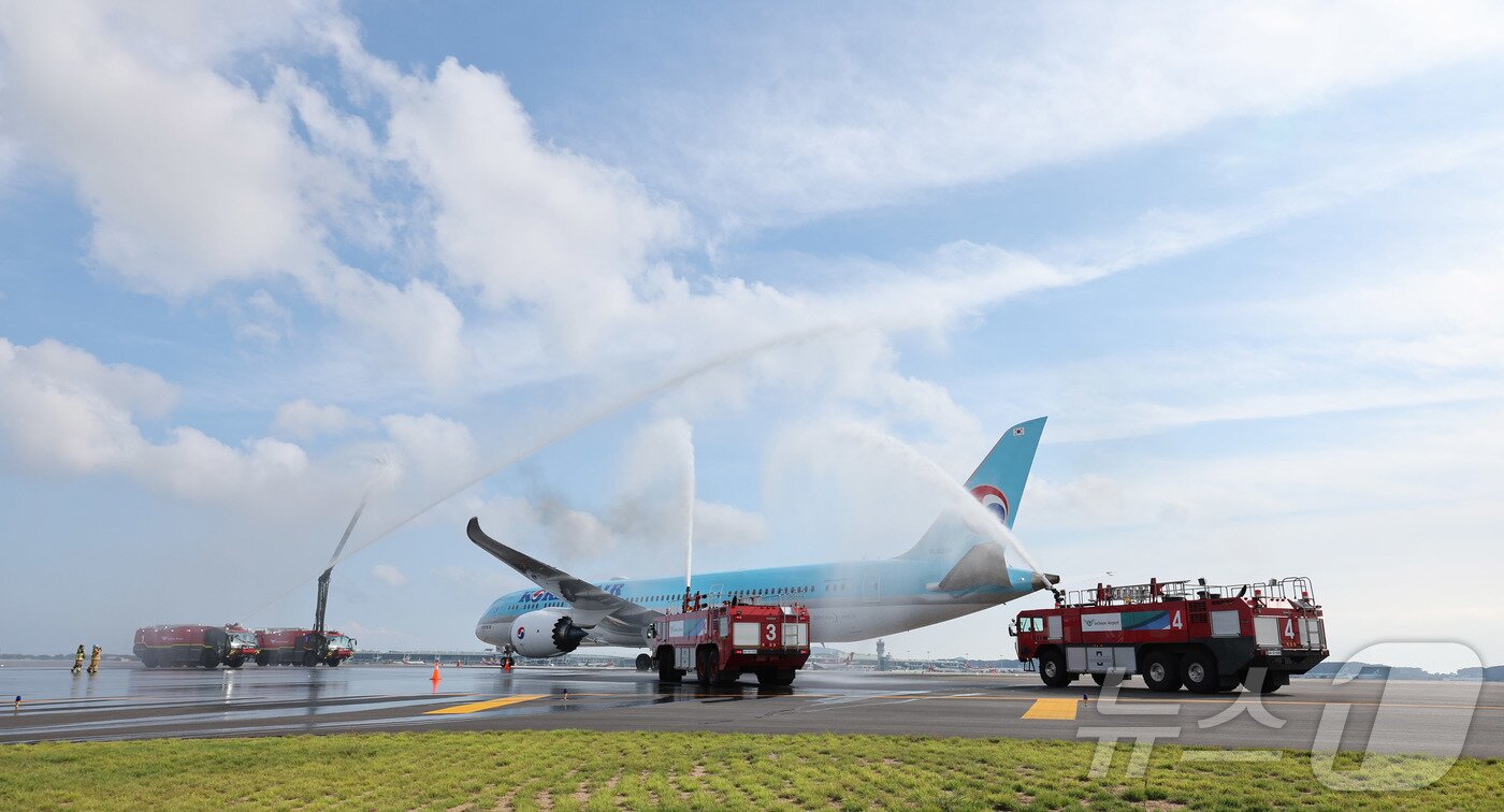 본문 이미지 - 5일 인천국제공항 제2활주로에서 운영 재개를 앞두고 실제 항공기를 이용한 관계기관 합동 점검이 진행된 가운데, 인천공항 소방대가 항공기 화재를 가정한 모의훈련을 통해 화재 진압을 실시하고 있다. 2025.8.6/뉴스1 ⓒ News1 박지혜 기자